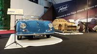 Porsche 356 SL (warna biru) hasil karya Tuxedo Studio yang sudah jadi dan kerangka awal pembuatan Mercedes-Benz 300 SL (kanan)