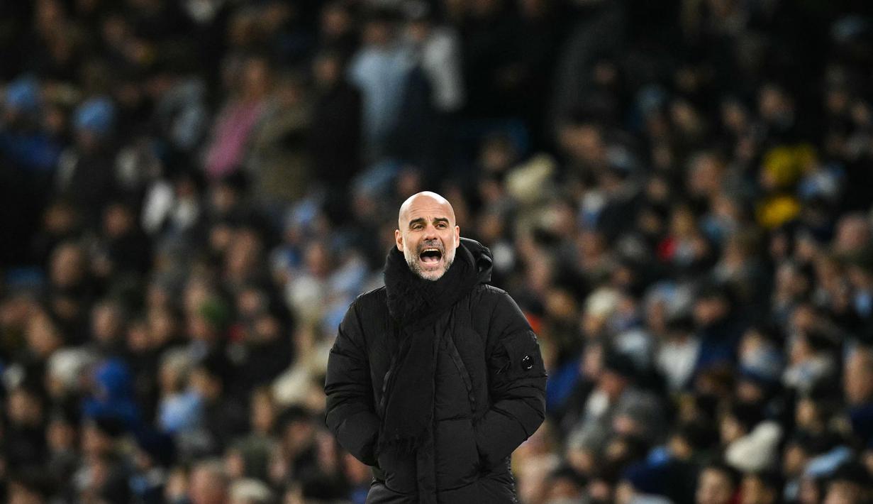 Pelatih Manchester City, Pep Guardiola memberikan instruksi kepada pemainnya pada laga lanjutan Liga Inggris 2024/2025 di Etihad Stadium, Manchester, Inggris, Sabtu (04/01/2025). (AFP/Oli Scarff)