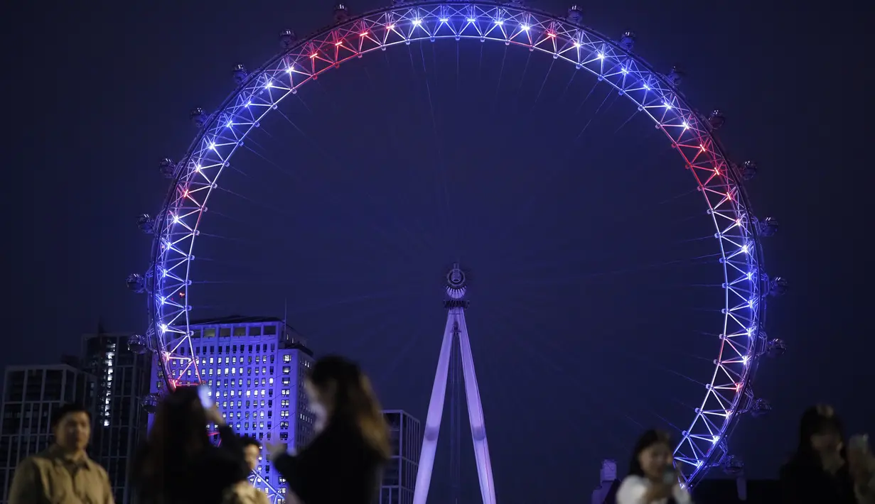 London Eye menyalakan lampu berwarna merah, biru dan putih untuk menghormati kelahiran bayi laki-laki  Pangeran Harry dan Meghan Markle di London, Senin (6/5/2019). London Eye atau Millennium Wheel adalah sebuah roda pengamatan yang terbesar di dunia, memiliki tinggi 135 meter. (Tolga AKMEN/AFP)