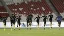 Para pemain Vanuatu melakukan pemanasan saat latihan di SUGBK, Jakarta, Jumat (14/6). Latihan ini persiapan jelang laga persahabatan melawan Timnas Indonesia. (Bola.com/Yoppy Renato)