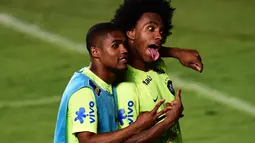 Pemain Brasil Willian (kanan) dan Douglas Costa bergaya saat difoto pada sesi latihan di Salvador, Brasil, Senin(16/11/2015). Brasil akan melawan Peru pada Qualifikasi Piala Dunia Rusia 2018. AFP Photo/Christophe Simon)