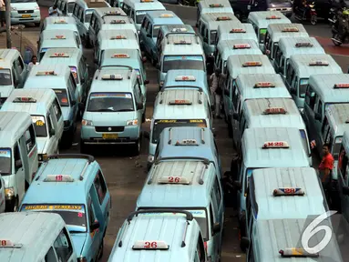 Sejumlah angkutan umum menunggu penumpang di Terminal Kampung Melayu, Jakarta, Selasa (18/11/2014). (Liputan6.com/Johan Tallo)