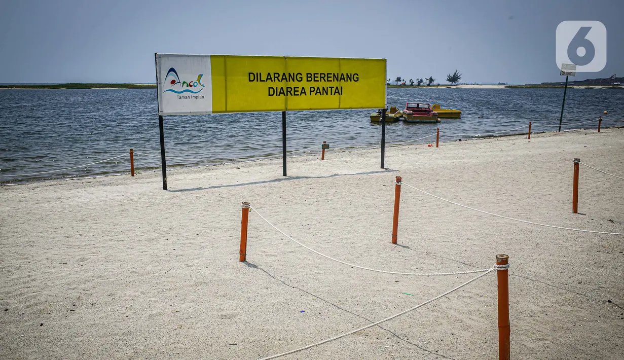 Suasana pantai di  Taman Impian Jaya Ancol, Jakarta, Sabtu (11/10/2021).  Kawasan rekreasi Taman Impian Jaya Ancol menjadi salah satu dari 20 destinasi wisata yang direkomendasikan beroperasi kembali dalam uji coba pembukaan kawasan rekreasi. (Liputan6.com/Faizal Fanani)