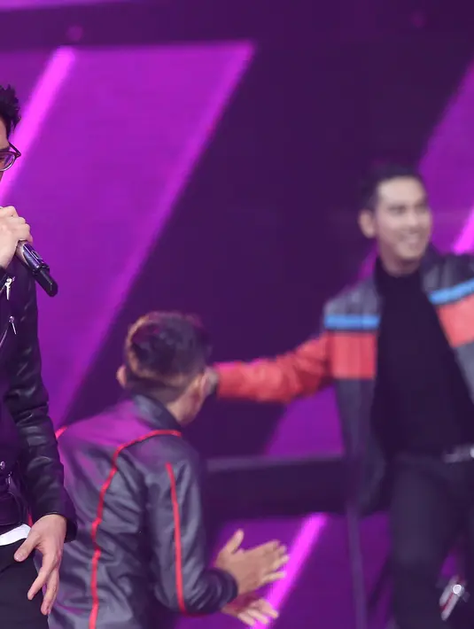 "Ya, biasa aja sih pakai jas. Biasanya kan pake jas yang udah ada tapi malah kadang kesempitan kadang kebesaran, jadinya sekarang bisa pas ya di fitting sama fashion stylist," ujar pelantun Sadis ini. (Andy Masela/Bintang.com)