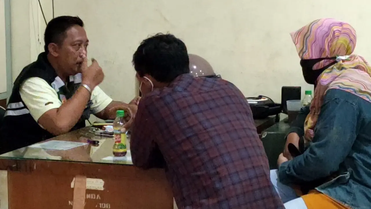 Satpol PP Bojonegoro saat meminta keterangan pasangan mesum yang berhasil diamankan oleh petugas. (Liputan6.com/Ahmad Adirin)