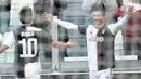 Penyerang Juventus, Cristiano Ronaldo berselebrasi dengan rekannya Paulo Dybala usai mencetak ke gawang Udinese selama pertandingan lanjutan Liga Serie A Italia di Stadion Allianz di Turin (15/12/2019). Juventus menang 3-1 atas Udinese. (Alessandro Di Marco / ANSA via AP)