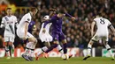 Penyerang Fiorentina, Mauro Zarate, berusaha melewati hadangan para pemain Fiorentina. Pada laga leg kedua itu Tottenham berhasil menang 3-0. (Reuters/Matthew Childs)