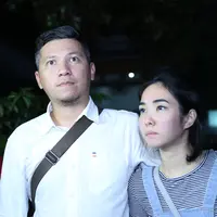 Gisella Anastasia dan Gading Marten saat di rumah duka Mike Mohede. (Nurwahyunan/Bintang.com)