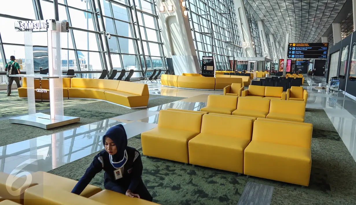 Petugas membersihkan kursi di boarding lounge 3 Bandara Soekarno-Hatta, Tangerang, Senin (24/04). Terminal 3 siap melayani penerbangan internasional yang dioperasikan maskapai penerbangan Garuda Indonesia. (Liputan6.com/Fery Pradolo)