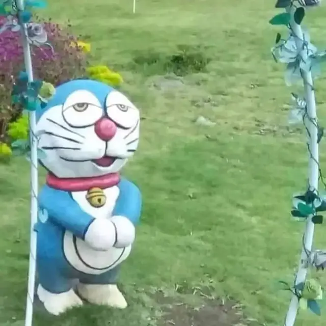 6 Patung Kartun Ini Bentuknya Absurd, Enggak Habis Pikir