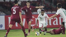 Gelandang Timnas Indonesia, Todd Rivaldo, melewati hadangan pemain Qatar pada laga AFC U-19 Championship di SUGBK, Jakarta, Minggu (21/10). Indonesia kalah 5-6 dari Qatar. (Bola.com/Vitalis Yogi Trisna)