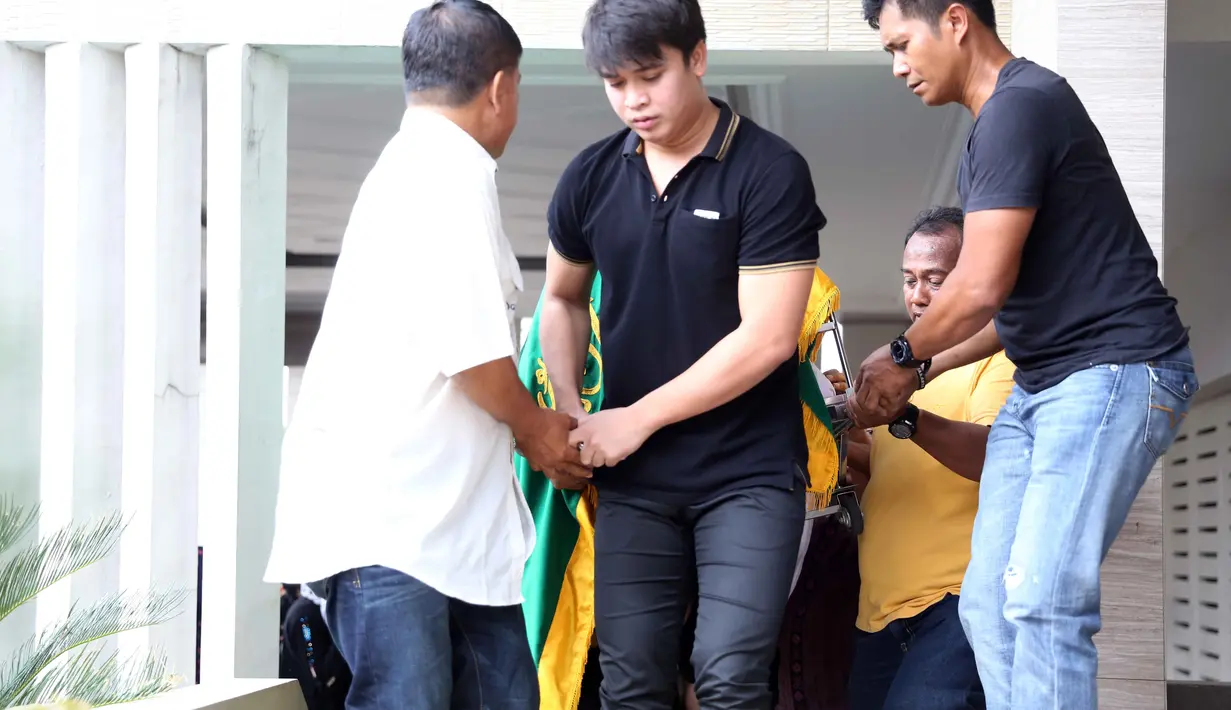 Billy Syahputra ikut mengangkat keranda mayat Jupe . Mantan istri Gaston Castano itu meninggal dunia setelah berjuang empat bulan di RSCM untuk mengobati kanker serviks yang dideritanya. (Nurwahyunan/Bintang.com)