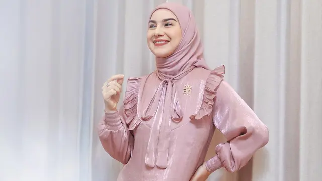7 Potret Artis Pakai Baju Shimmer, Diprediksi Jadi Tren Lebaran 2024