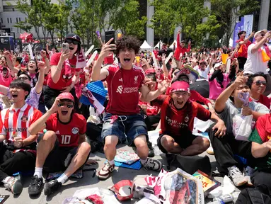 Pendukung Timnas Korea Selatan merayakan kemenangan setelah tim berjuluk Taegeuk Warriors tersebut mengalahkan Republik Ceko dalam pertandingan Grup A Piala Dunia 2026, di sebuah tempat menonton umum di Seoul, Korea Selatan, Jumat 12 Juni 2026. (AP Photo/Ahn Young-joon)