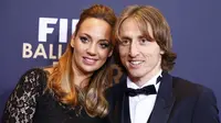 Pemain Madrid, Luka Modric bersama pasangannya hadir dalam malam gala FIFA Ballon d'Or (foto: Reuters)