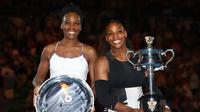 Serena Williams (kanan) menjuarai Australia Terbuka 2017 setelah mengalahkan sang kakak, Venus Williams, pada laga final di Rod Laver Arena, Melbourne, Australia, Sabtu (28/1/2017). (Bola.com/Twitter/WTA)