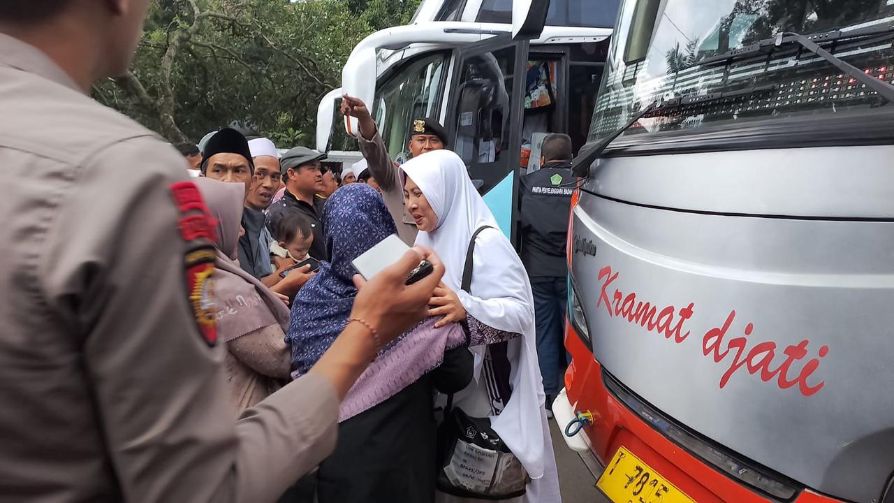Salah satu momen kepulangan jemaah haji asal Garut, Jawa Barat, yang dipusatkan di Pendopo Garut. (Liputan6.com/Jayadi Supriadin)