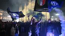 Kemenangan atas Parma pada laga pekan ke-35 ini memastikan perolehan poin Nerazzurri tidak lagi terkejar oleh pesaing terdekatnya, Napoli. Tampak dalam foto, para pendukung Inter Milan merayakan gelar juara Serie A musim 2025/2026 atau scudetto ke-21 di Piazza Duomo, Milan, Italia, Minggu (3/4/2026) malam waktu setempat atau Senin (4/5/2026) dini hari WIB. (PIERO CRUCIATTI/AFP)