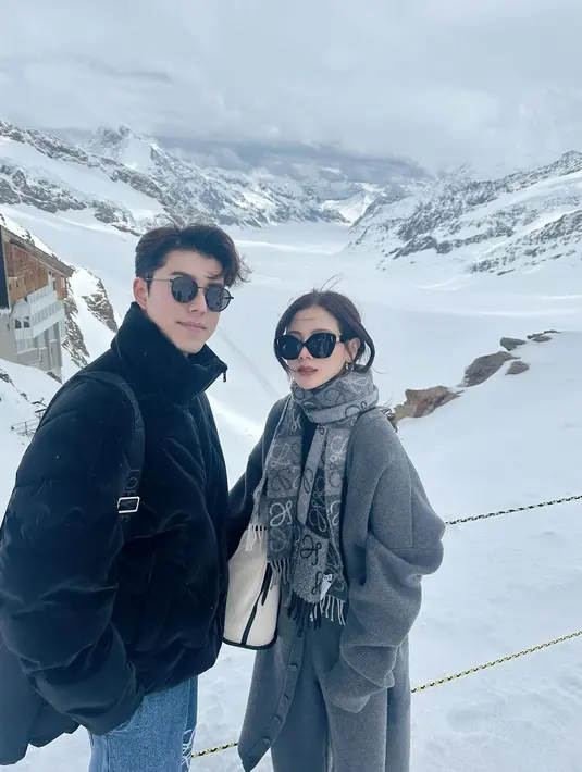 Naphat Siangsomboon dan Baifern Pimchanok liburan di Swiss. [Foto: Instagram/naphat_nine]