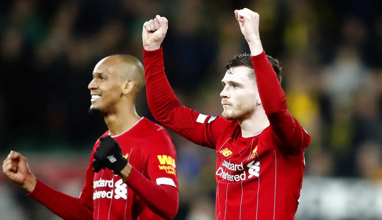 Para pemain Liverpool, Andrew Robertson dan Fabinho, merayakan kemenangan atas Norwich City pada laga Premier League di Stadion Carrow Road Minggu (16/2/2020). Liverpool menang 1-0 atas Norwich City. (AP/Frank Augstein)