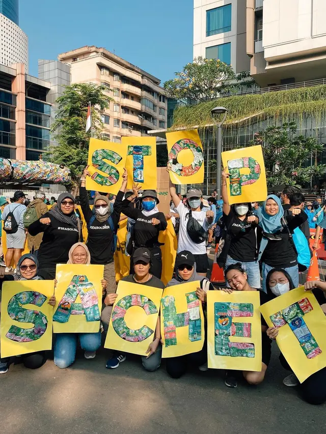 6 Aksi Angela Gilsha Punguti Sampah di Area Citayam Fashion Week Ini Banjir Pujian