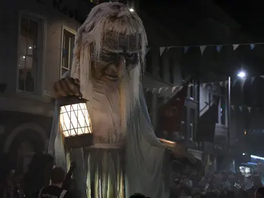 Sebuah boneka nenek sihir raksasa saat menghadiri Parade Halloween di Irlandia (30/10). Parade yang juga dikenal dengan Savage Grace Galway ini menghadirkan nenek sihir, serigala, dan burung hantu. (REUTERS/Clodagh Kilcoyne)