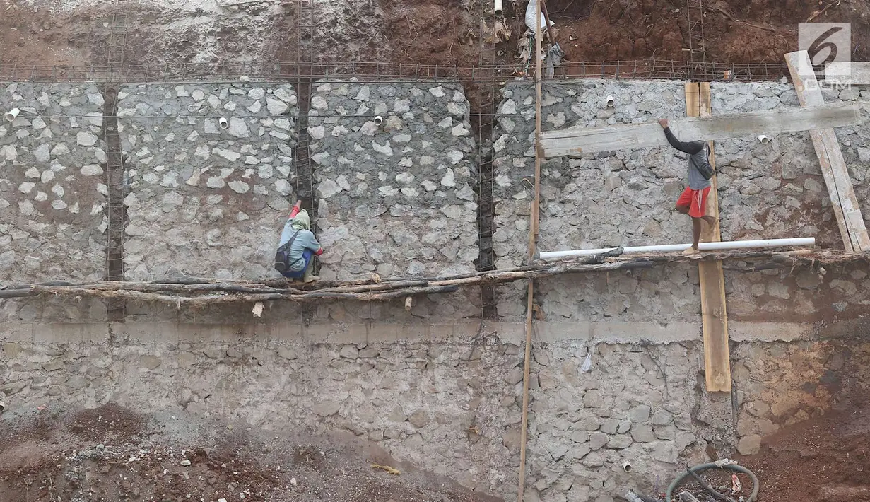 Aktivitas pekerja saat membangun turap di bantaran Kali Cijantung, Jakarta Timur, Kamis (11/10). Pembangunan turap bertujuan mencegah longsor yang dapat membahayakan warga sekitar. (Liputan6.com/Immanuel Antonius)