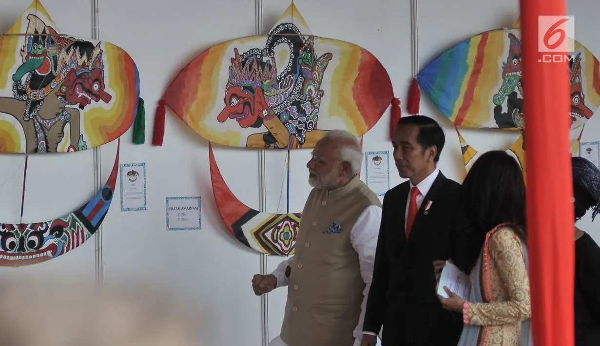Presiden Joko Widodo (Jokowi) dan Perdana Menteri India, Narendra Modi meninjau Pameran Layang-layang Indonesia-India di pelataran Monas, Jakarta, Rabu (30/5). Kedua Kepala Negara melihat-lihat model layangan yang dipajang. (Merdeka.com/Iqbal S. Nugroho)