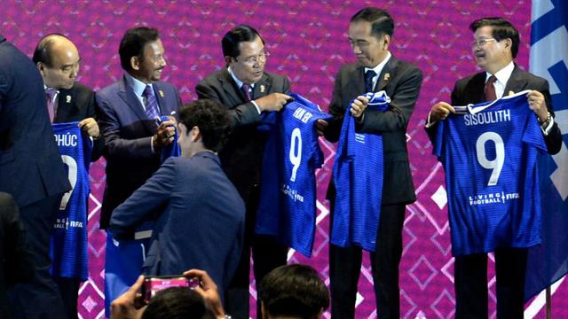 Para Pemimpin ASEAN Diberi Jersey oleh FIFA