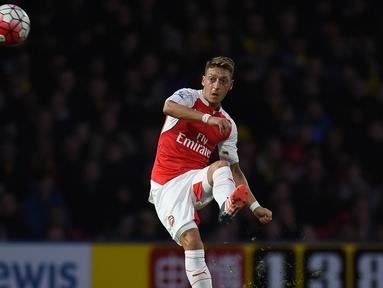 Gelandang Arsenal, Mesut Ozil berhasil menjadi raja assist di Liga Premier Inggris dimana dirinya sukses menorehkan 11 assist dalam 10 pertandingan. (AFP Photo/Paul Ellis)