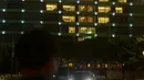 Lampu kamar menyala membentuk lambang hati di Hotel Indonesia Kempinski, Jakarta, Jumat (17/4/2020). Malam. Aksi tersebut sebagai bentuk penghargaan dan pesan cinta terhadap para tenaga medis yang berjuang di garis depan dalam penangnanan COVID-19 di Indonesia. (merdeka.com/Imam Buhori)