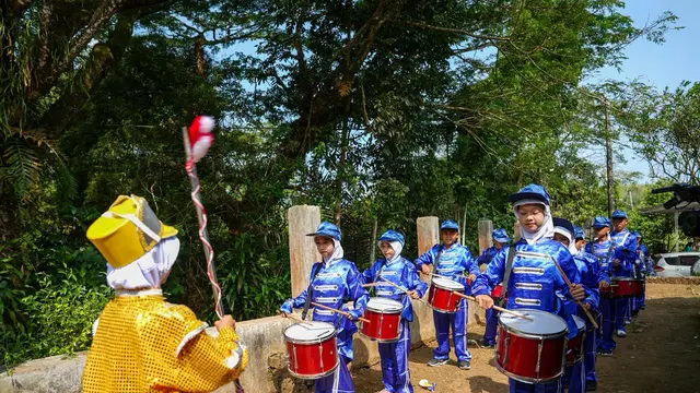Presiden Prabowo Subianto memberikan bantuan satu set alat drumben kepada siswa SDN Tegalega, Kabupaten Sukabumi, Jawa Barat (Istimewa)