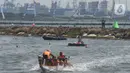 Komunitas kayak beraksi pada pembukaan Kasal CUP 2021 di Pantai Festival Ancol, Jakarta, Sabtu (27/11/2021). Kegiatan tersebut mempertandingkan berbagai jenis olahraga air seperti selam, renang, dayung, layar, jetski, dan ski air. (merdeka.com/Imam Buhori)