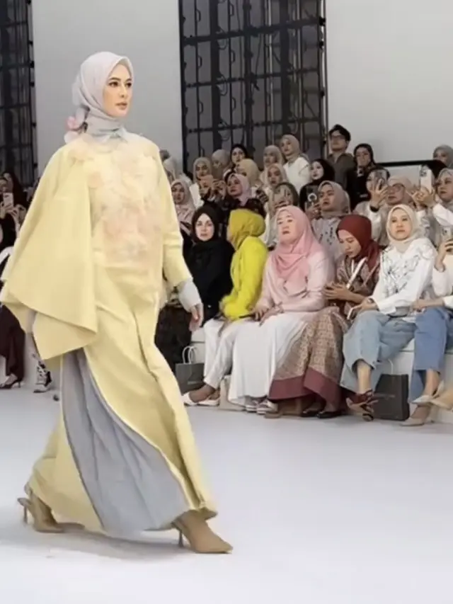 Paula Verhoeven Kembali ke Runway Jakarta Fashion Week.