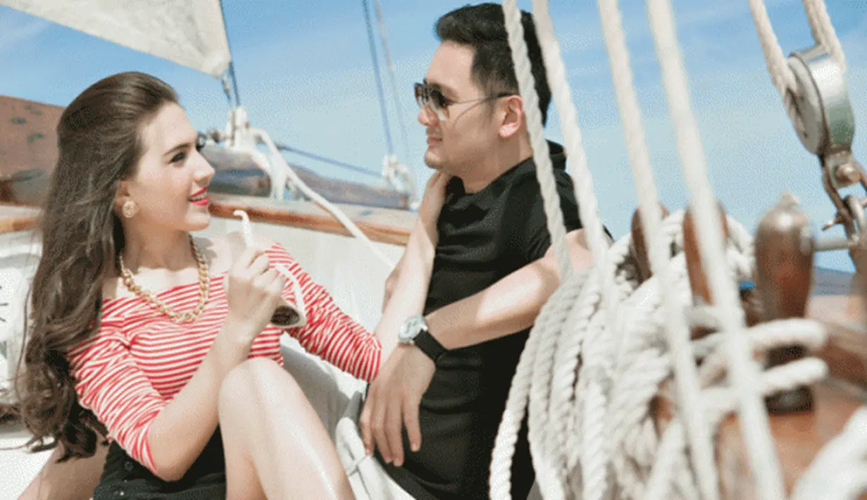 Keduanya nampak sangat bahagia dan mesra saat melakukan sesi foto pre-wedding pada Juni 2013 lalu di atas sebuah kapal pesiar. (menaralighthouse.com)
