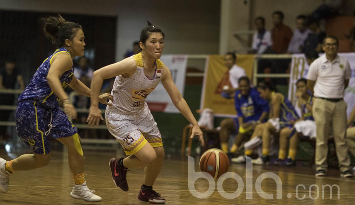 Pebasket Surabaya Fever, Henny Sutjiono, berusaha melewati pebasket Merpati Bali pada laga semifinal Sahabat Cup 2017 di GOR Sahabat Semarang, Jawa Tengah, Jumat (21/4/2017). Merpati kalah 55-67 dari Fever. (Bola.com/Vitalis Yogi Trisna)