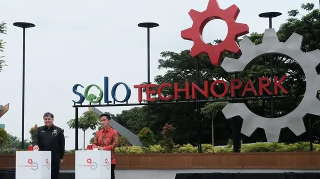 Momen saat Menko Perekonomian Airlangga Hartarto dan Wali Kota Solo Gibran Rakabumig Raka meresmikan Solo Technopark pada 6 Februari 2023 lalu. (Liputan6.com/Fajar Abrori)