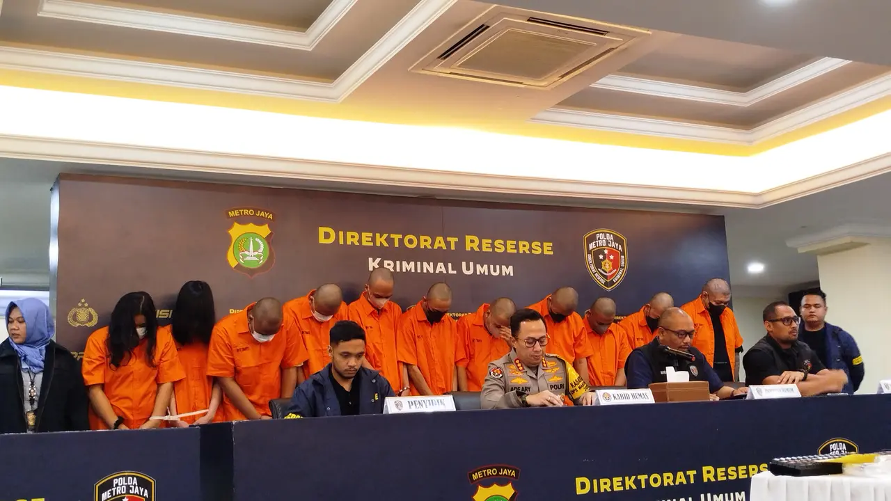 Polda Metro Jaya menangkap 11 orang pelaku judi online di Kelurahan Tanjung Burung, Teluknaga, Kabupaten Tangerang, Banten.