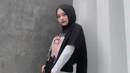 Dalam berbagai gaya pakaiannya, Putri seolah menunjukkan bahwa hijab tidak menjadi halangan untuk tampil stylish. Wanita kelahiran 29 April 2001 ini pandai dalam memadupadankan baju. (Liputan6.com/IG/putridelinaa)