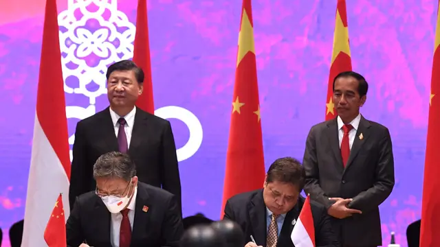 Presiden Indonesia Joko Widodo (Jokowi) dan Presiden China Xi Jinping menyaksikan penandatanganan naskah kerja sama Indonesia dan Tiongkok.