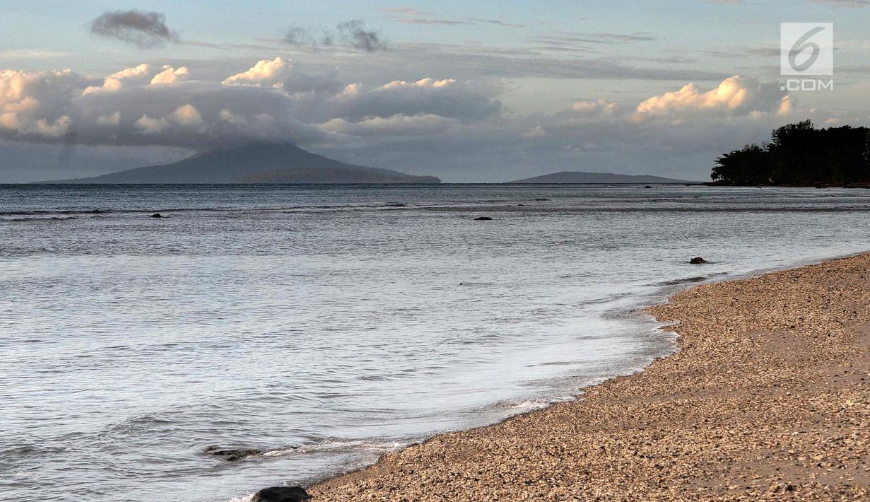 Pengamatan Gunung Krakatau dan Anak Krakatau dari Dusun Tiga Regahan Lada, Pulau Sebesi, Lampumg Selatan, Senin (31/12). Gunung Anak Krakatau diperkirakan kehilangan volume sekitar 150-180 juta m3. (Liputan6.com/Herman Zakharia)