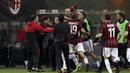 Para pemain AC Milan merayakan gol yang dicetak oleh Patrick Cutrone ke gawang Rijeka pada laga Liga Europa di Stadion San Siro, Milan, Kamis (28/9/2017). AC Milan menang 3-2 atas  Rijeka. (AP/Luca Bruno)