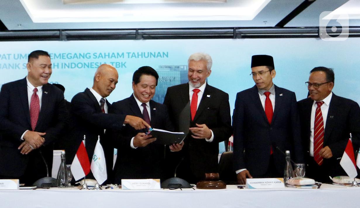 (Ki-Ka) Wakil Direktur Utama 2 PT Bank Syariah Indonesia Tbk (BSI) Abdullah Firman Wibowo, Wakil Dirut 1 BSI Ngatari, Direktur Utama BSI Hery Gunardi, Komisaris Utama BSI Adiwarman Azwar Karim, Wakil Komisaris Utama BSI Muhammad Zainul Majdi dan Komisaris Independen BSI Komaruddin Hidayat pada berbincang Rapat Umum Pemegang Saham Tahunan (RUPST) PT Bank Syariah Indonesia Tbk di Jakarta (27/05/2022). (Liputan6.com/HO/BSI)