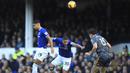 Bek Leicester City, Harry Maguire, duel udara dengan pemain Everton, Richarlison, pada laga Premier League di Stadion Goodison Park, Selasa (1/1). Leicester City menang 1-0 atas Everton. (AP/Peter Byrne)