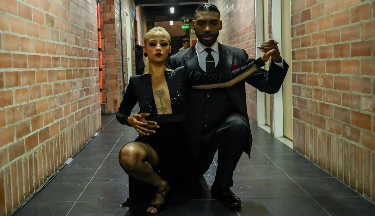 Penari berlatih sebelum tampil dalam Turnamen Menari Tango di Festival Tango Internasional XIII di Medellin, Kolombia (18/6/2019). Festival Tango ini berlangsung dari 16 sampai 24 Juni 2019. (AFP Photo/Joaquin Sarmiento)