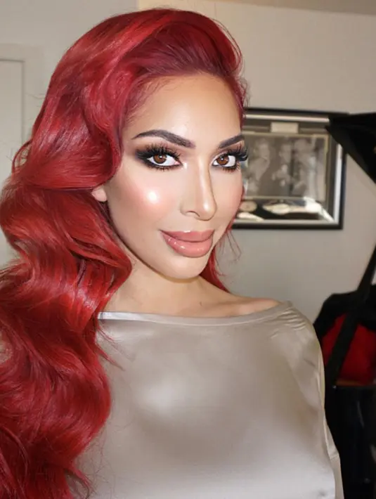 Banyak selebriti yang enggan mengundang Farrah Abraham ke pesta. Abraham dan ibuya bahkan pernah diusir dari pesta Lisa Vanderpump. Farrah pun akhirnya mengacaukan pesta itu. (instagram/farrah__abraham)