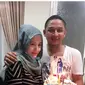 Kebagahiaan terpancar pada pasangan Pasha Ungu dan Adelia. Pasha memberikan kue ulang tahun pada istri tercintanya. (Instagram/@adeliapasha)