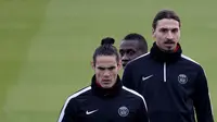 Striker Paris Saint-Germain Edinson Cavani mengaku tidak akrab dengan rekan setimnya, Zlatan Ibrahimovic (FRANCK FIFE / AFP)