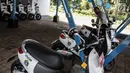 Petugas mengecek motor listrik di Taman Marga Satwa Ragunan, Jakarta, Kamis (13/12). Pemprov DKI menerima hibahan 50 motor listrik Viar Q1, 2 stasiun listrik tenaga surya, dan 3 stasiun pengisian listrik. (Liputan6.com/Faizal Fanani)