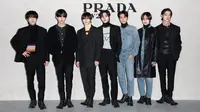 Untuk pertama kali, semua anggota boyband K-Pop hadir di pekan fashion luar negeri di acara Prada FW 2023 Menswear Collection di Milan, Italia. [@prada]
